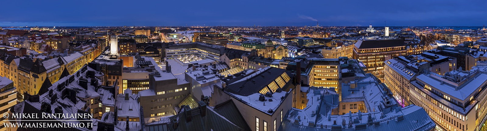 Sinisen hetken panoraama Hotelli Tornista, Helsinki (6 vaakakuvan panoraama Photoshopissa, 23 mm, ISO 100, f/9 ja exposure blend (8 ja 3,2 sekuntia))