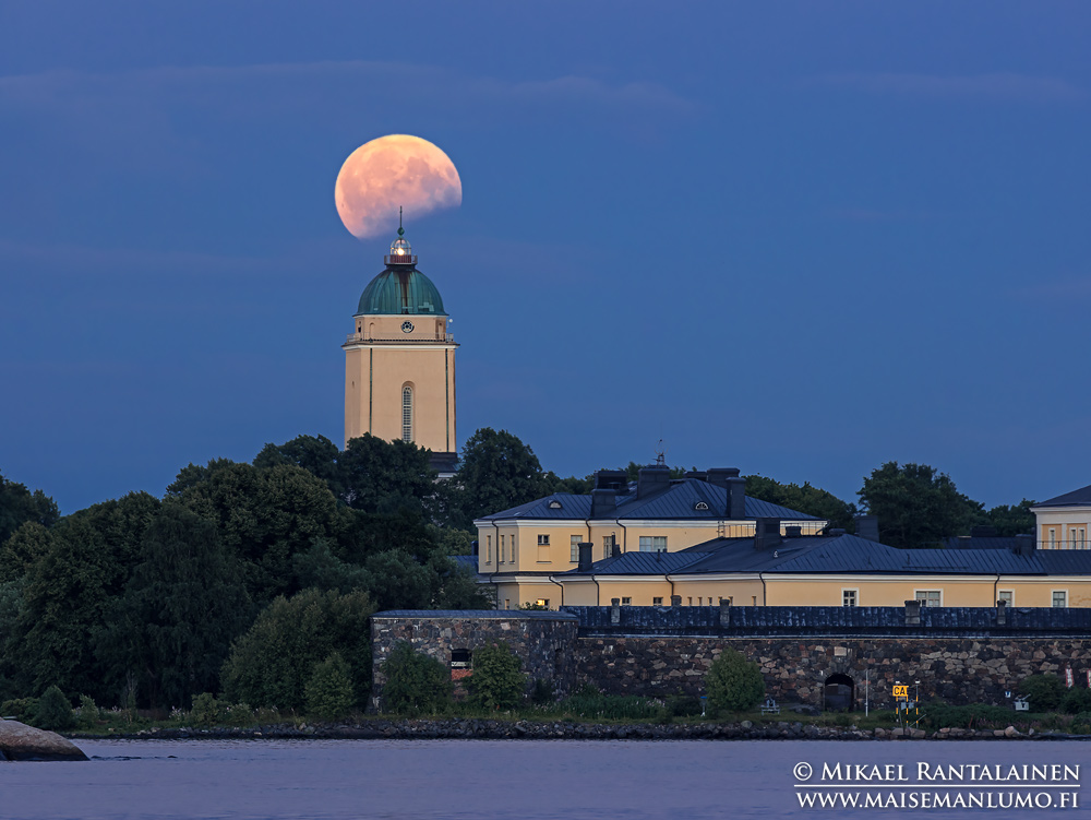 Suomenlinnan kirkko ja elokuun 2017 kuunpimennys Kaivopuistosta, Helsinki (KU308)
