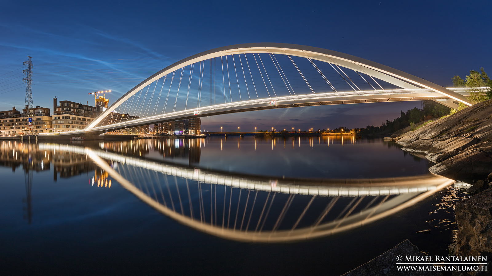 Isoisänsilta ja valaisevia yöpilviä, Helsinki