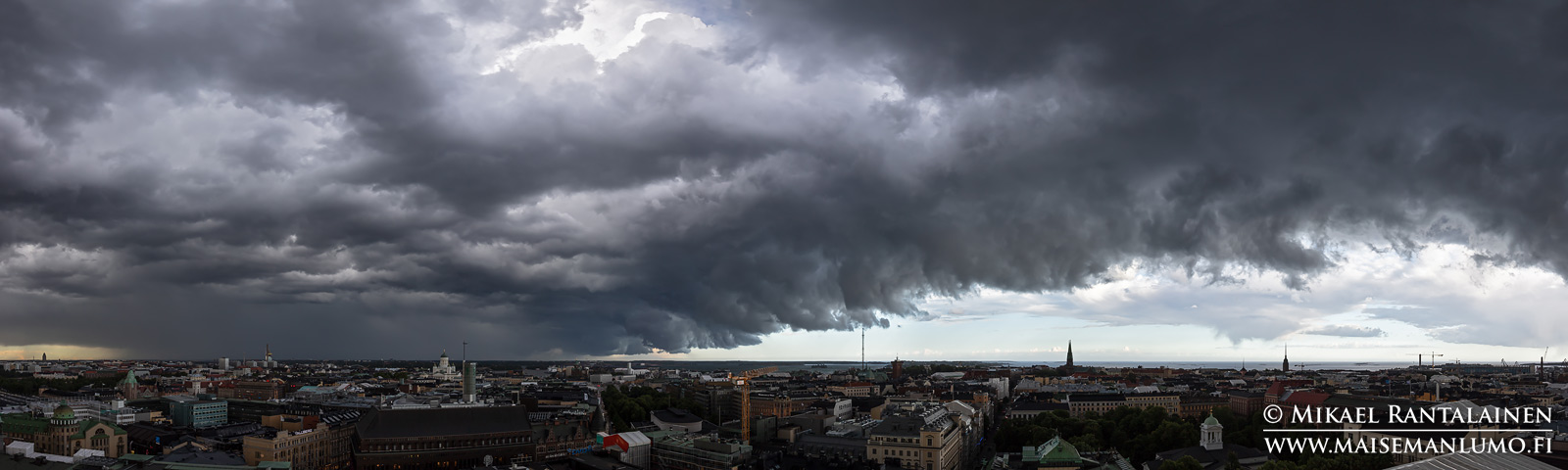 Vyörypilvi Helsingin yllä Hotelli Tornista (HP192)