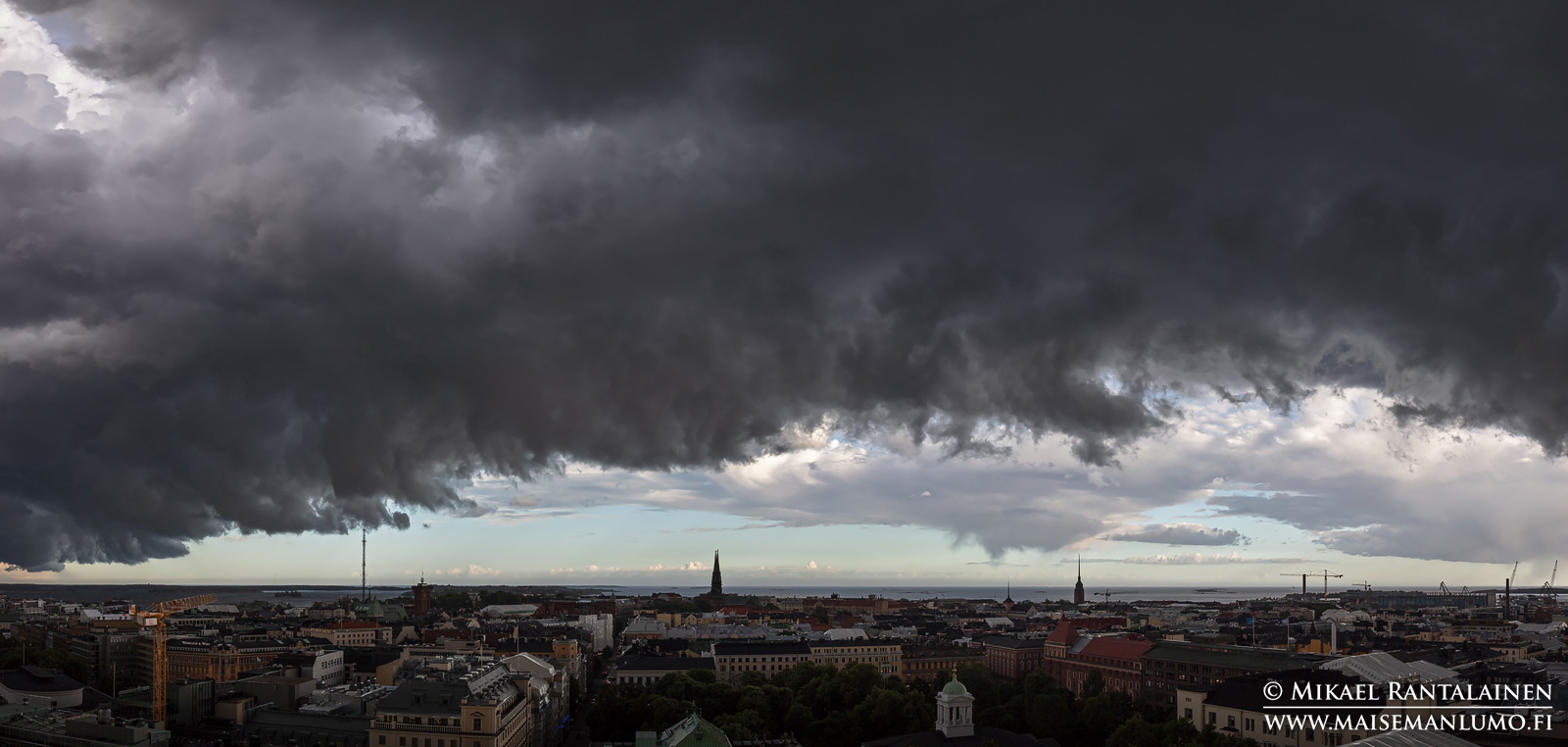 Vyörypilvi Helsingin yllä Hotelli Tornista (HP193)