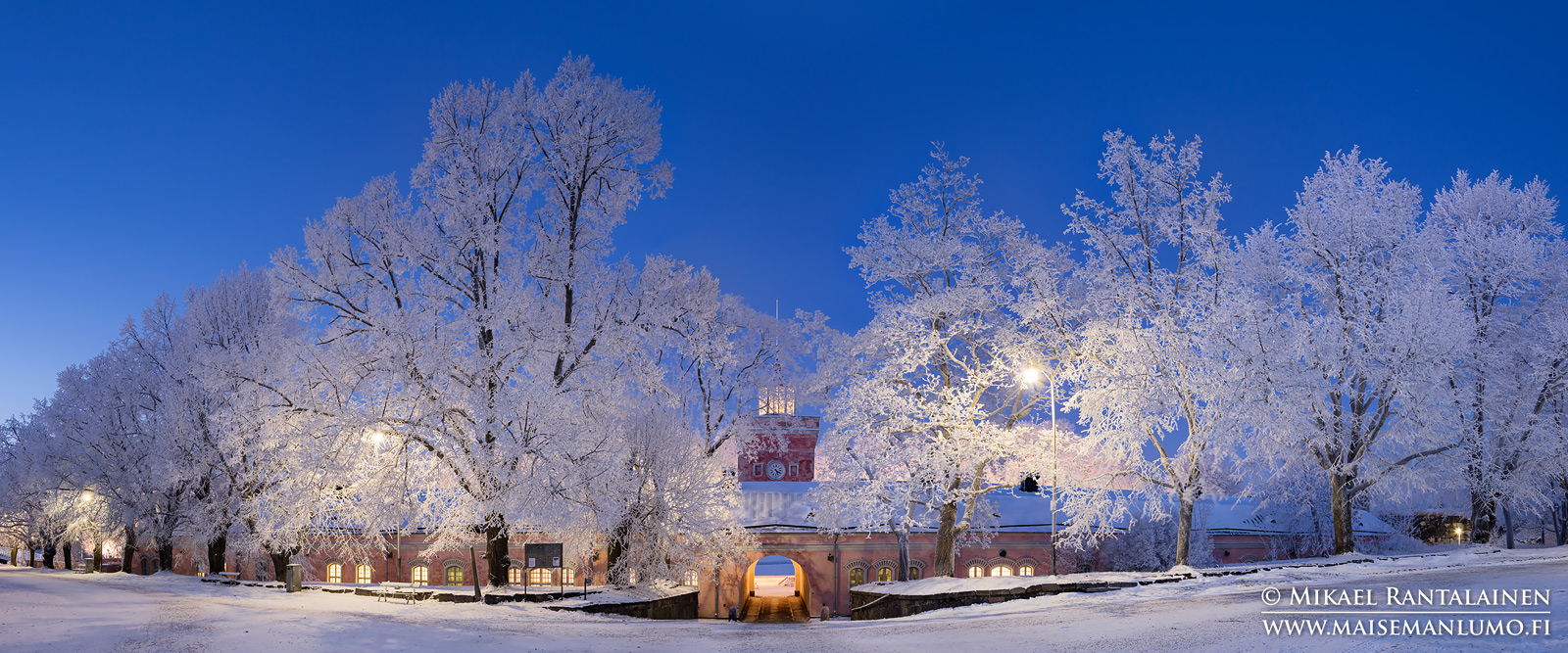 Rantakasarmi ja huurteiset puut, Suomenlinna, Helsinki (HP150)