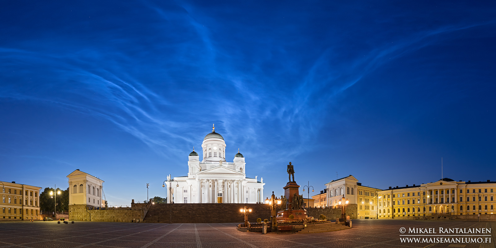 Valaisevia yöpilviä, Tuomiokirkko ja Aleksanteri II:n patsas, Senaatintori, Helsinki (HP197)