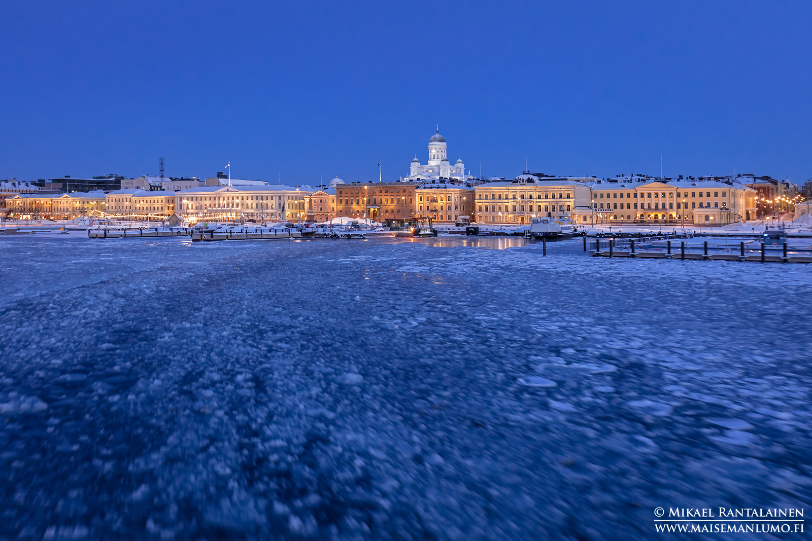 Tuomiokirkko ja Helsingin siluetti Suomenlinnan lautalta, Helsinki