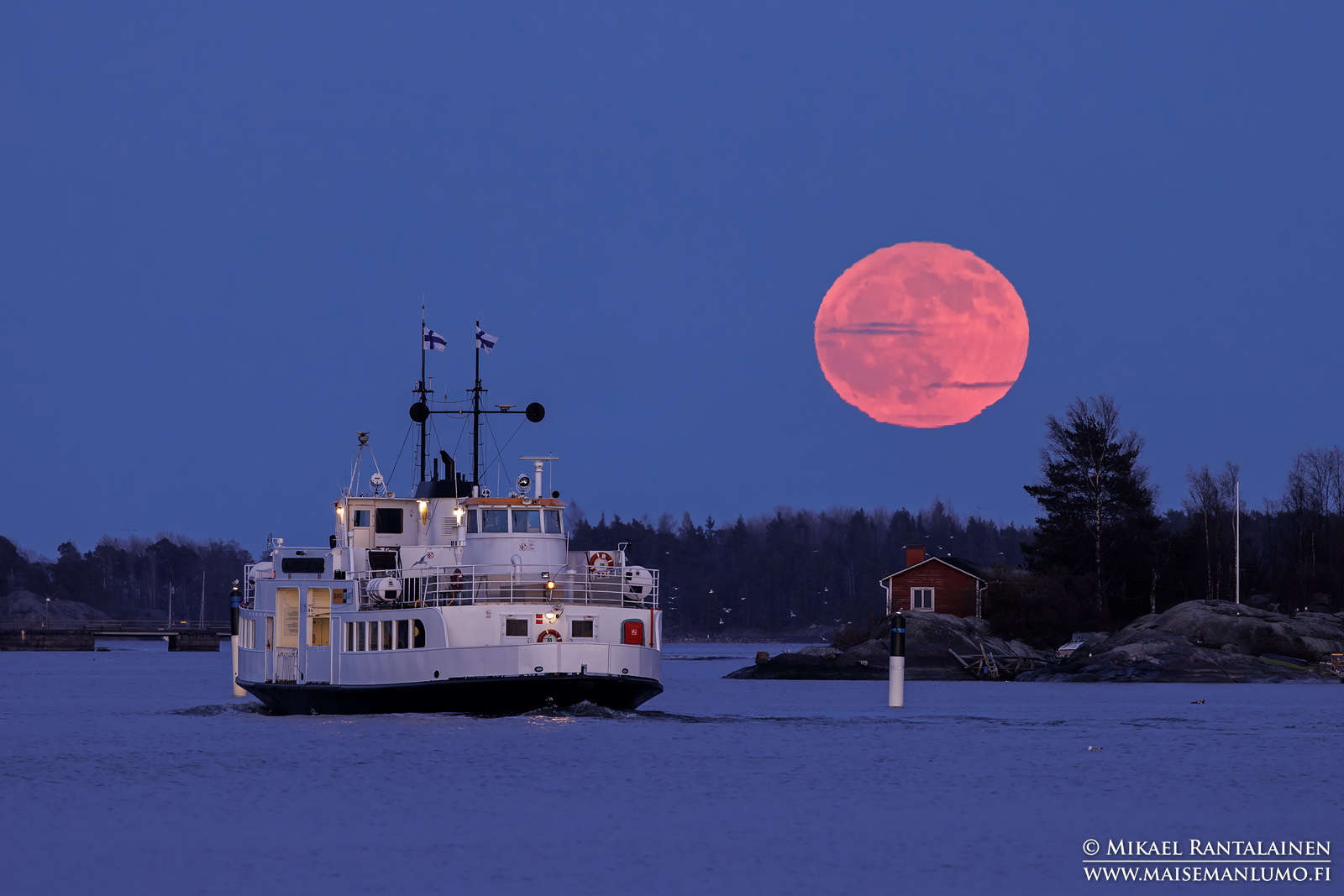 Suomenlinnan lautta ja nouseva kuu