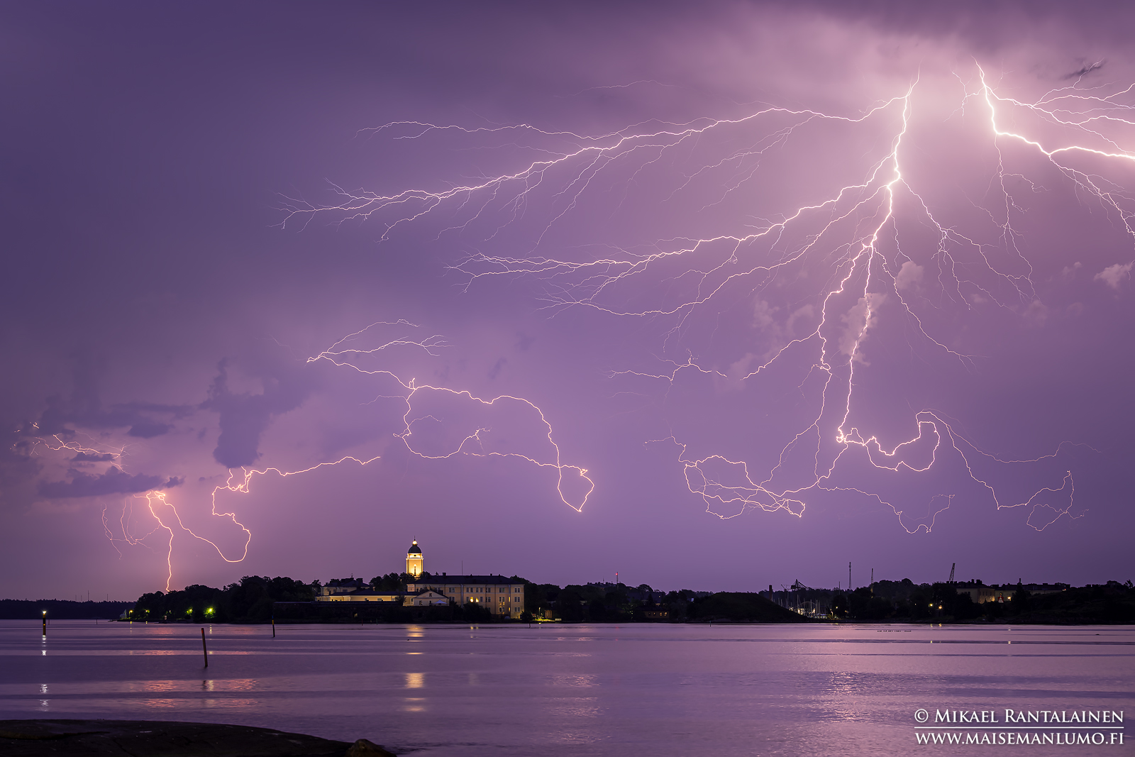 Salama Suomenlinnan yllä